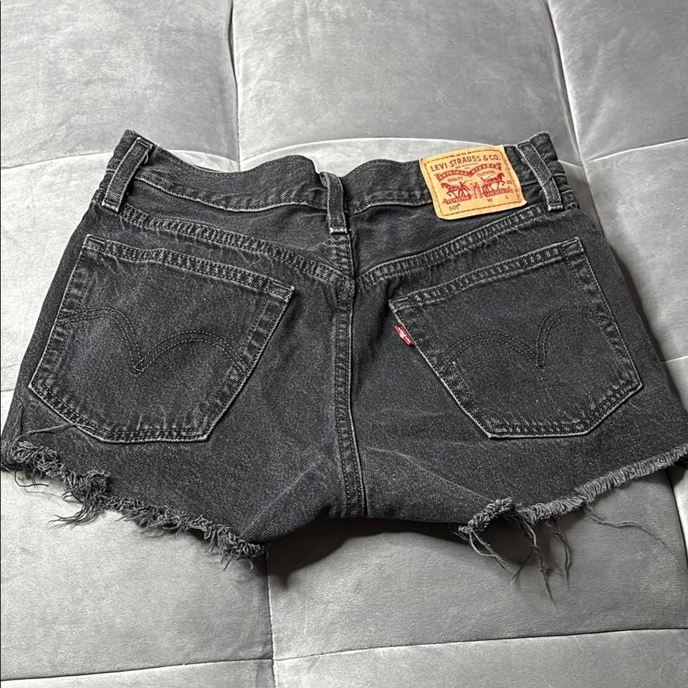 Levi's Women's Black Denim Shorts size 26 - Picture 1 of 9